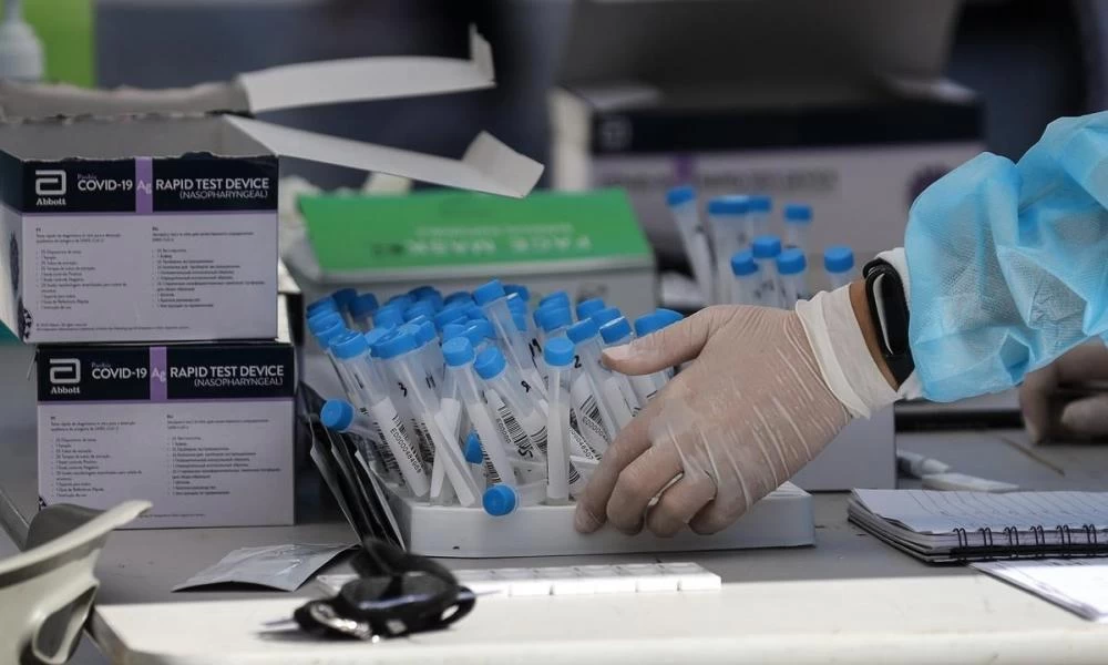Φαρμακοποιός καταγγέλει: Περιμέναμε self test και μας ήρθαν rapid test